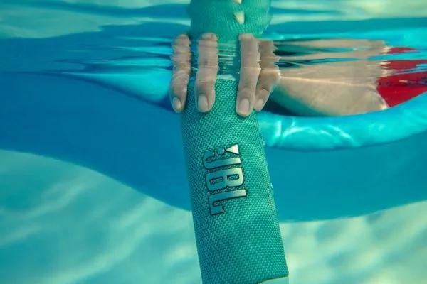 Głośnik JBL Flip 6 - Łączenie wielu głośników PartyBoost