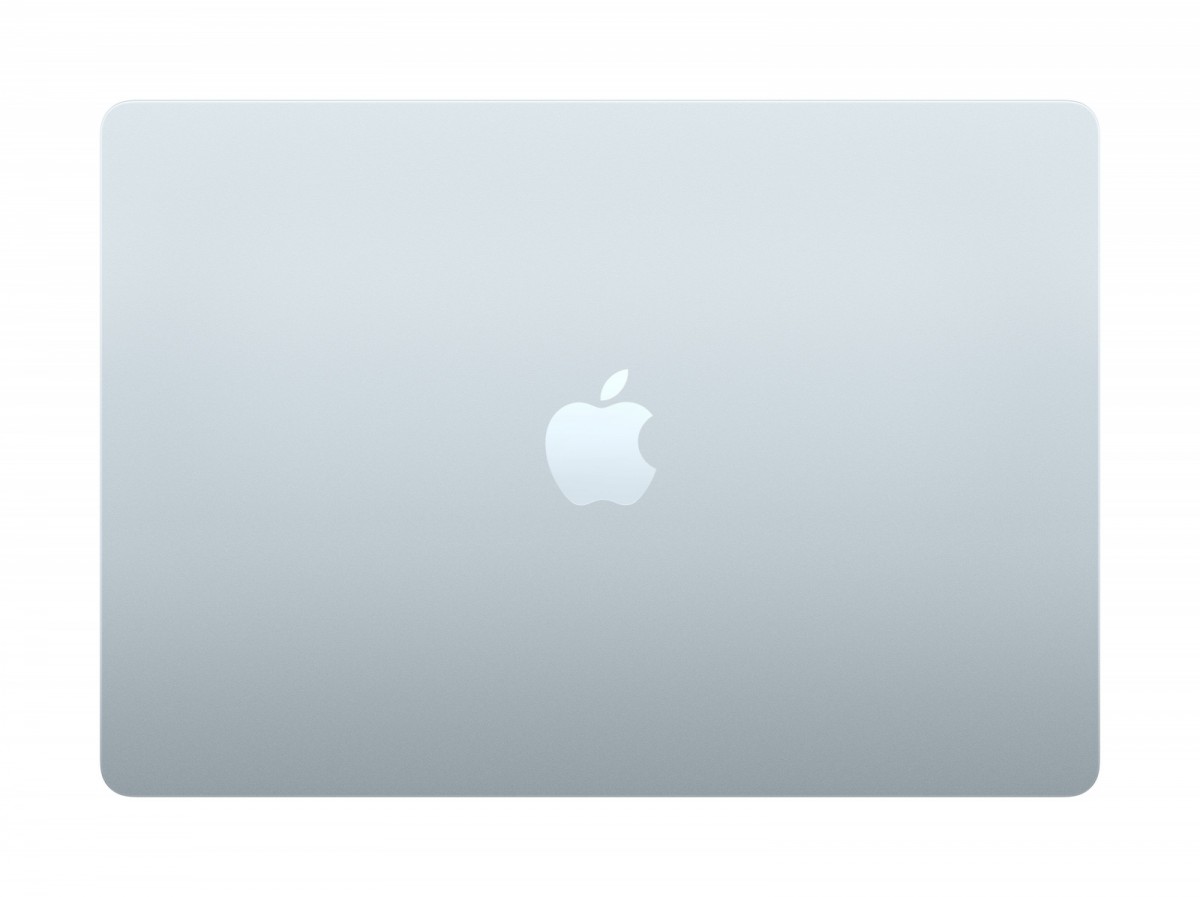 Widok na klawiaturę MacBook Air 15 z widoczną matrycą Liquid Retina i systemem macOS