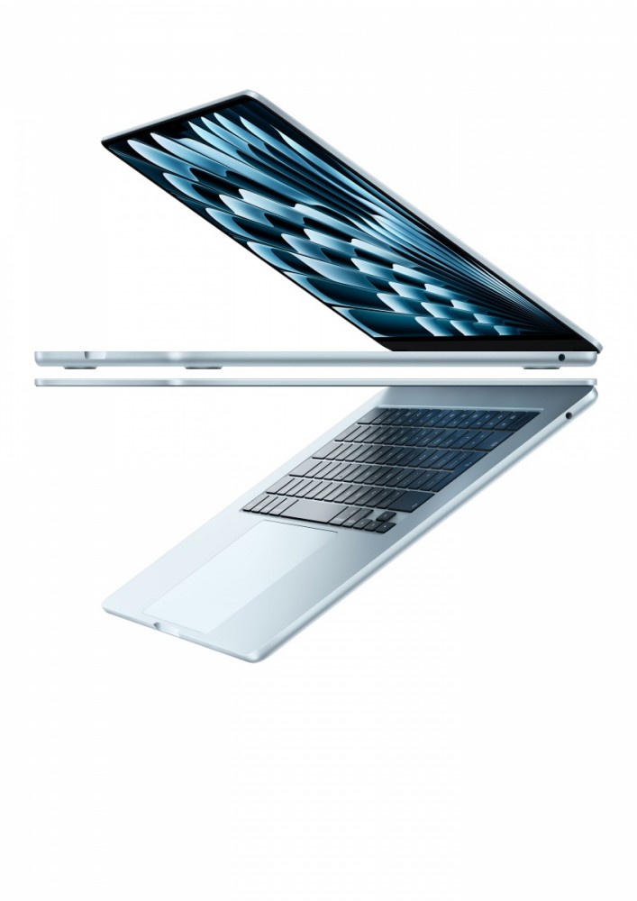 Laptop Apple MacBook Air M4 widok z boku, ukazujący smukłość obudowy i porty Thunderbolt